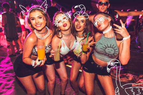 Pubcrawl rundt i Barrio de Gràcia + Entré til Natklub