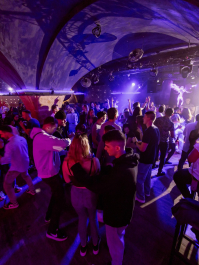 Klubaften i Prag - Nebe club - bord med ubegrænsede cocktails Prag