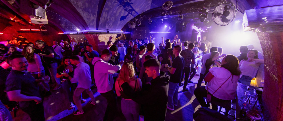 Prag Klubaften i Prag - Nebe club - bord med ubegrænsede cocktails image 1