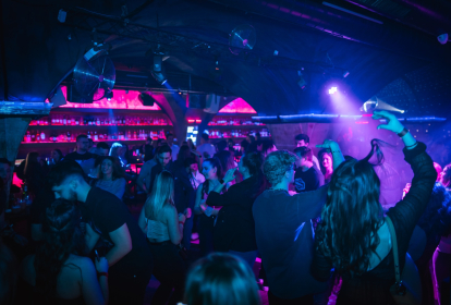 Prag Klubaften i Prag - Nebe club - bord med ubegrænsede cocktails image 4