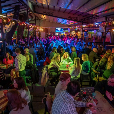 Bottle Service in a Party Pub (Stifler Ház)