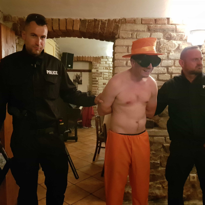 6lnE7X8fbV1FSCctCCoH7a-police-stag-arrest-prag.jpg image 3