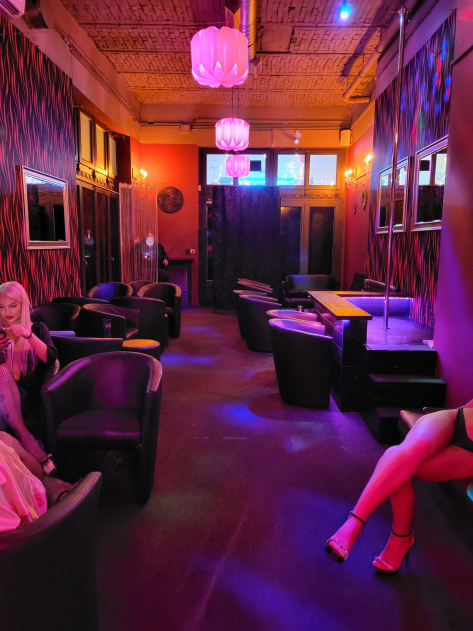 Strip Club Entry in Gozsdu