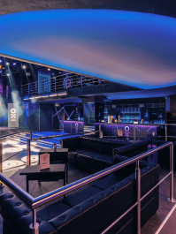 OX Club med bord og forudbetalt forbrug i Silver Zone Prag