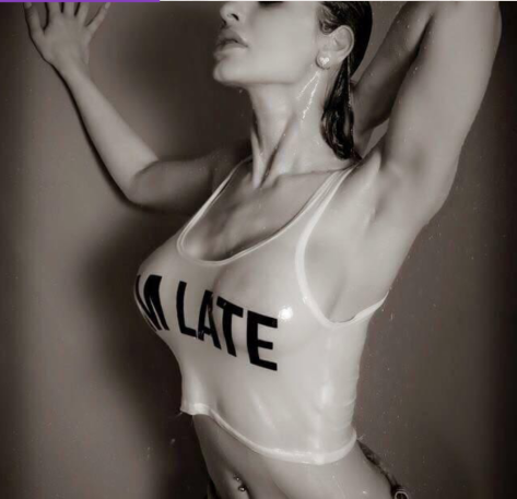 Topless Waitress 1 hour